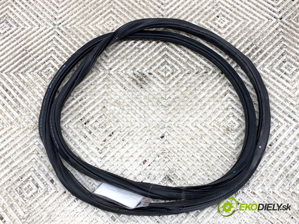 SKODA OCTAVIA IV Kombi 2022 150 kW 1.4 TSI iV 1395 těsnění dveře zadní část levá strana 5E3867367 (Ostatní)