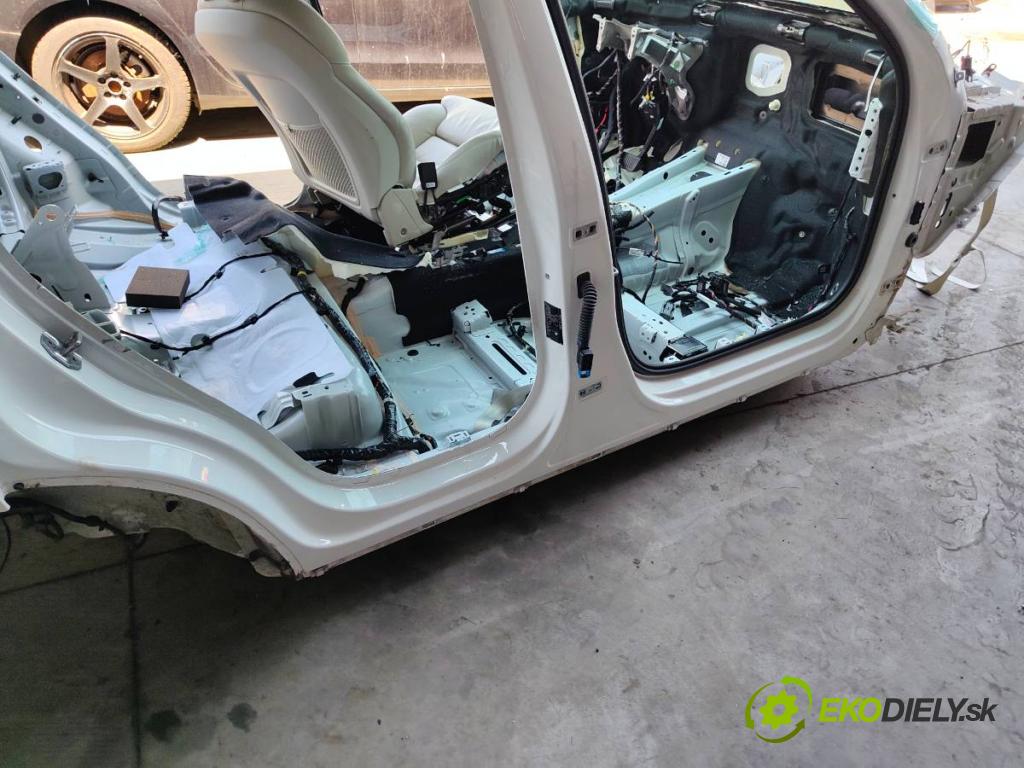 VOLVO XC60 II SUV 2022 145 kW B4 Mild-Hybrid 1969 KAROSERIA ČTVRŤÁK blatník zadní část levý pravý práh střecha PODŁUŻNICA levý pravý