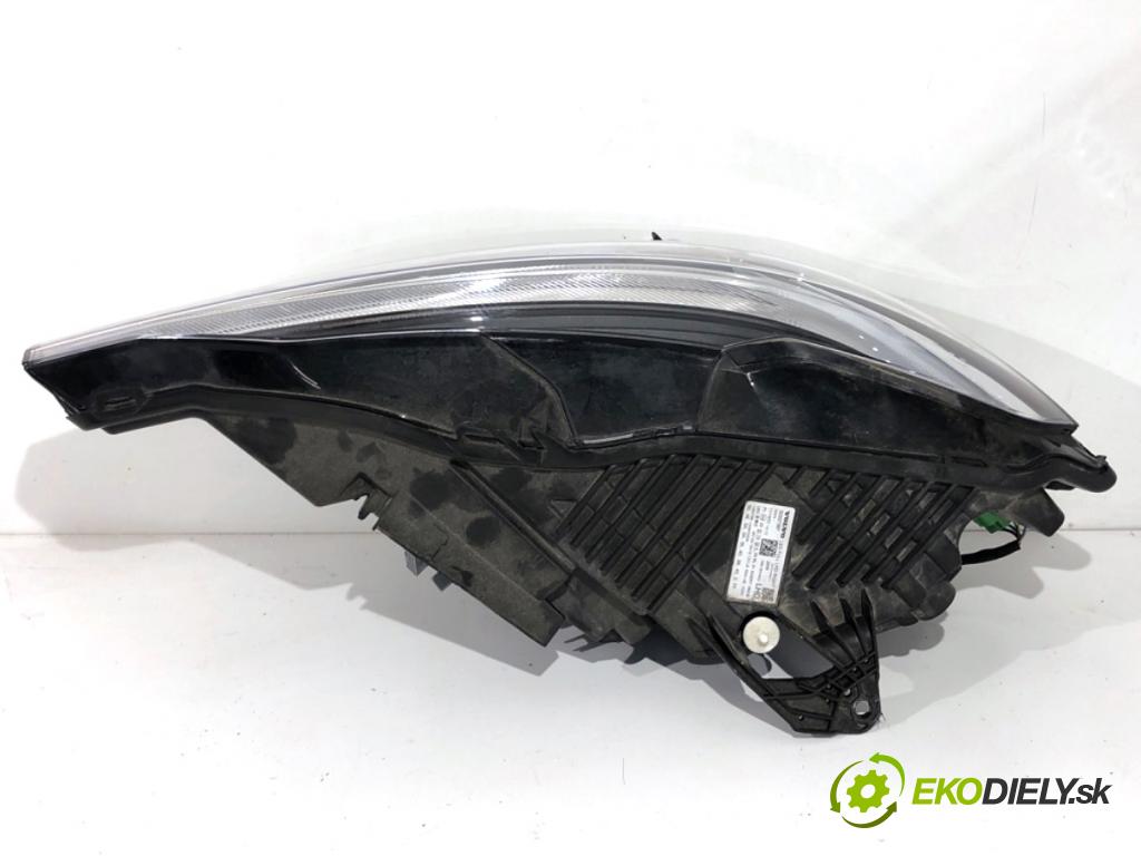 VOLVO XC60 II SUV 2022 183 kW T5 AWD 1969 Svetlomet pravy predný PLNÉ: LED 32337387