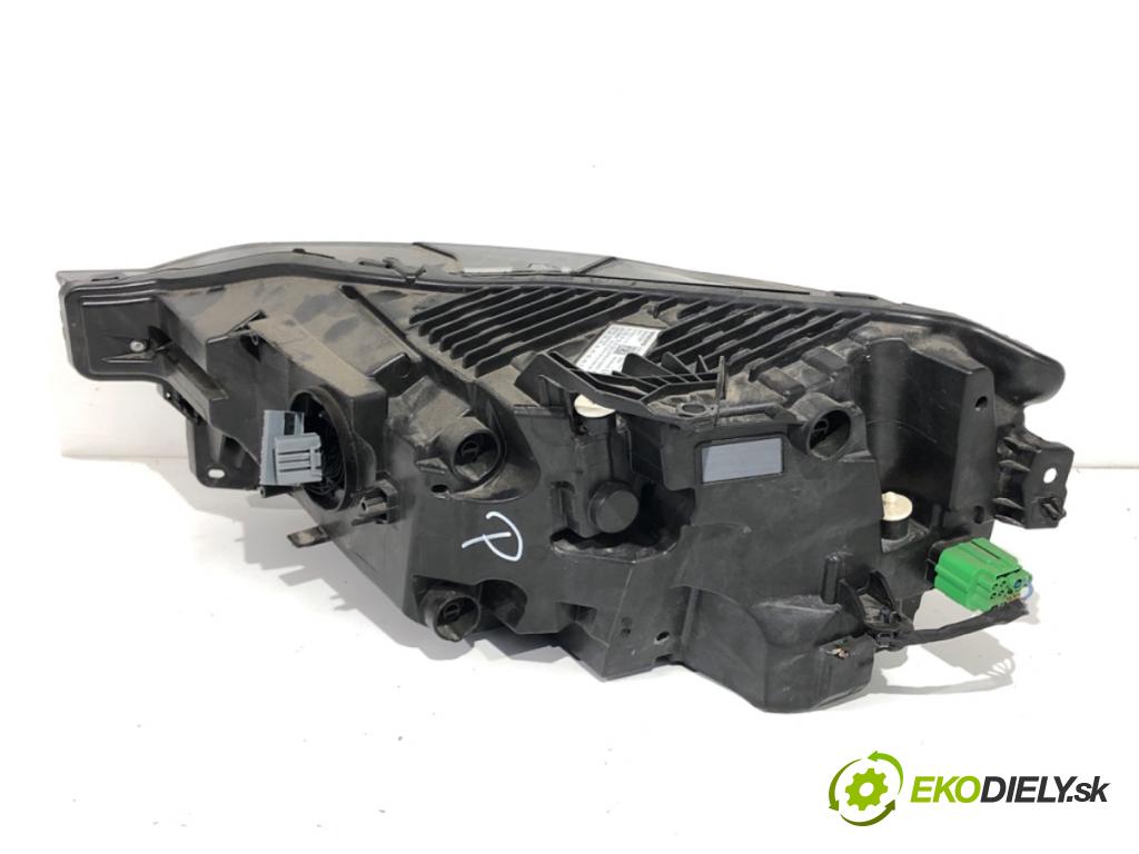 VOLVO XC60 II SUV 2022 183 kW T5 AWD 1969 Svetlomet pravy predný PLNÉ: LED 32337387