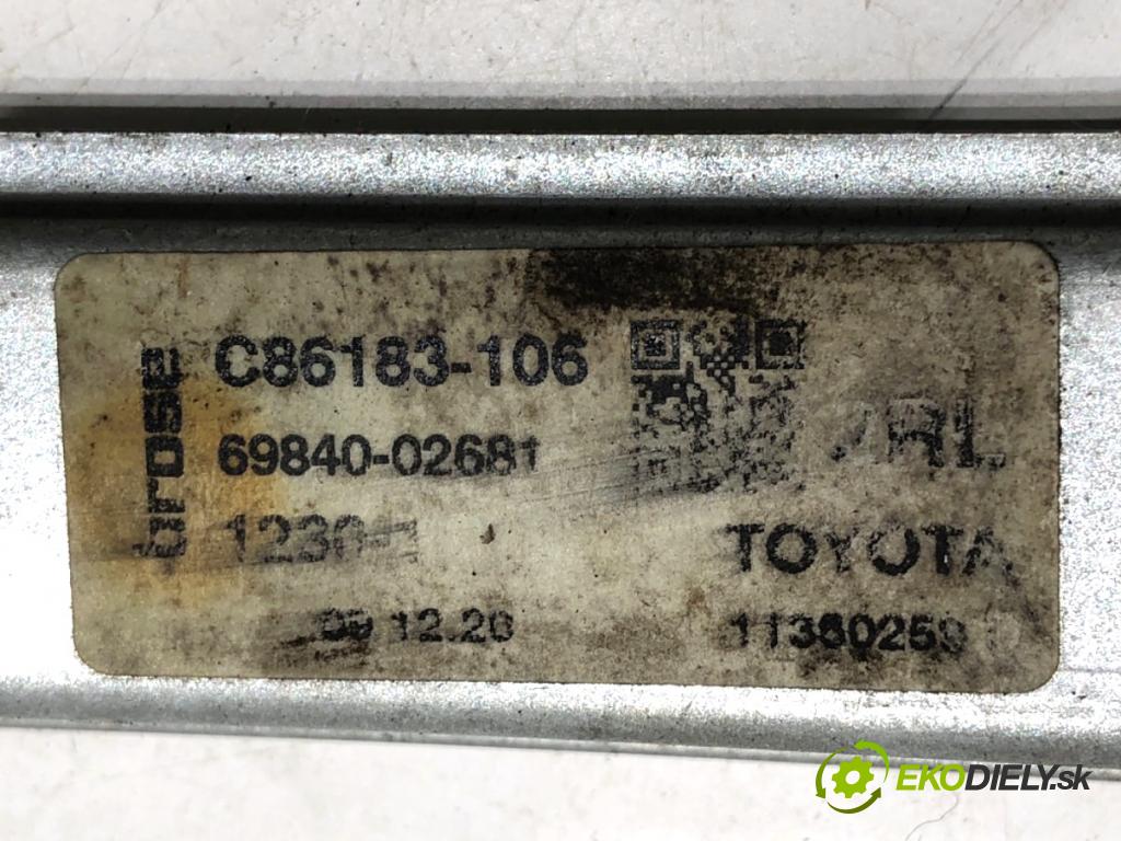 TOYOTA COROLLA E21 Kombi 2020 112 kW 2.0 Hybrid (MZEH12) 1987 mechanismus okna levý zadní část 69840-02681
