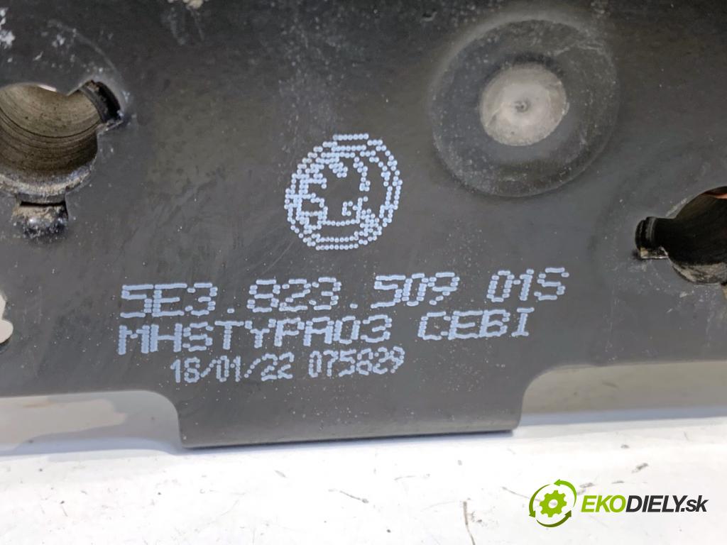 SKODA OCTAVIA IV Kombi 2022 150 kW 1.4 TSI iV 1395 zámok kapoty levý 5E3823509