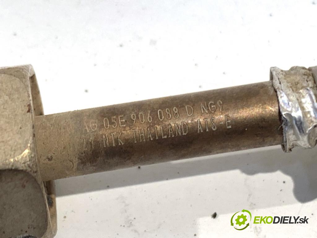 SKODA OCTAVIA IV Kombi 2022 150 kW 1.4 TSI iV 1395 Snímač teploty spalín 05E906088D (Snímač)