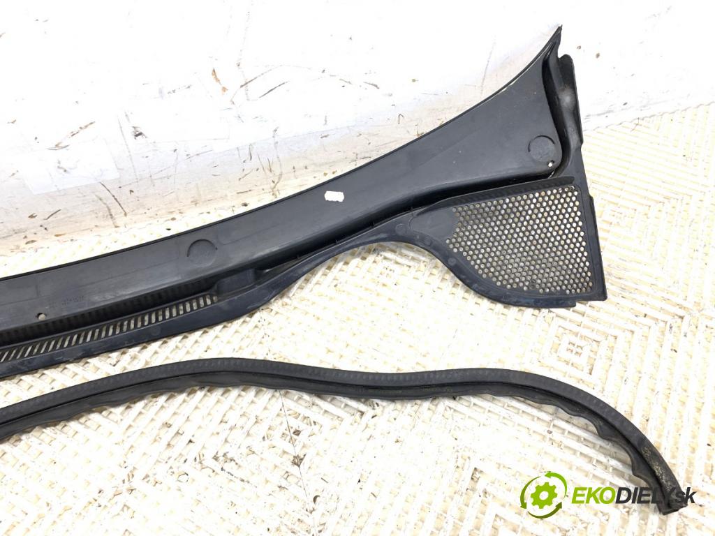 VW POLO V liftback 2011 66 kW 1.6 TDI 1598 Torpédo, plast pod čelné okno  (Torpédo (plast pod čelným sklom))