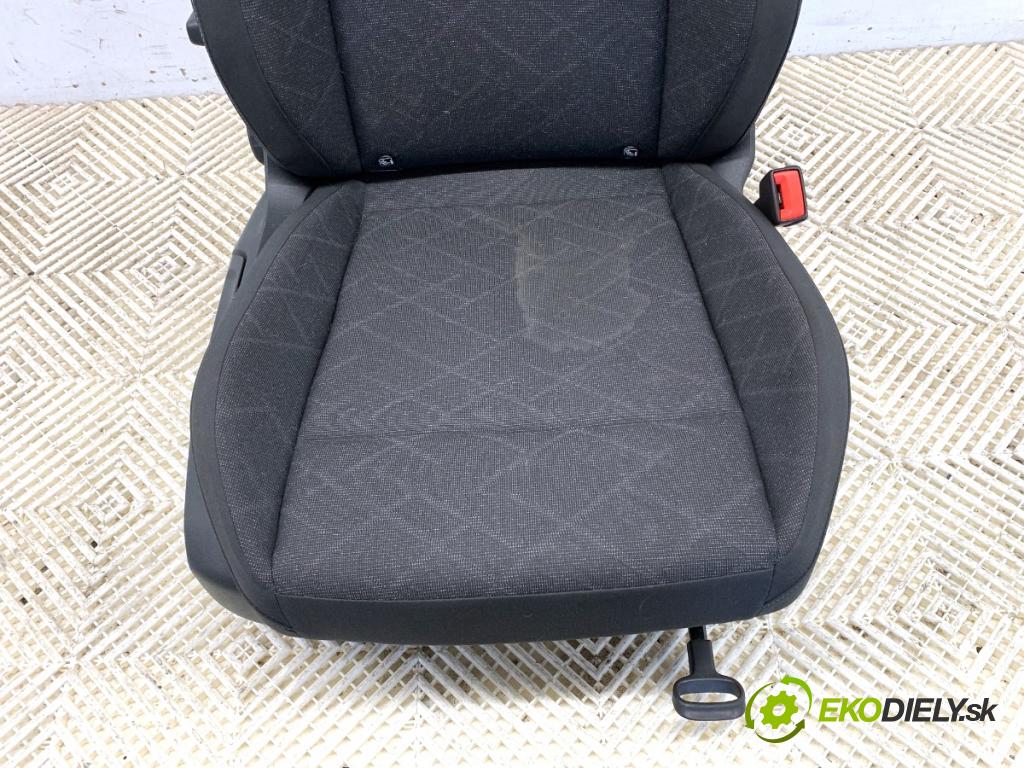 VW GOLF VIII liftback 2022 96 kW 1.5 TSI 1495 Sedadlo pravy predný