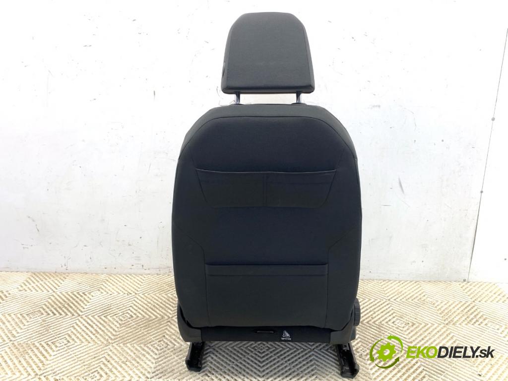 VW GOLF VIII liftback 2022 96 kW 1.5 TSI 1495 Sedadlo pravy predný