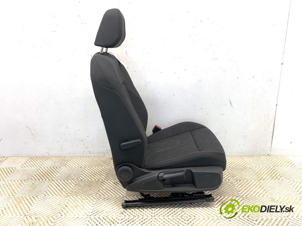 VW GOLF VIII liftback 2022 96 kW 1.5 TSI 1495 Sedadlo pravy predný