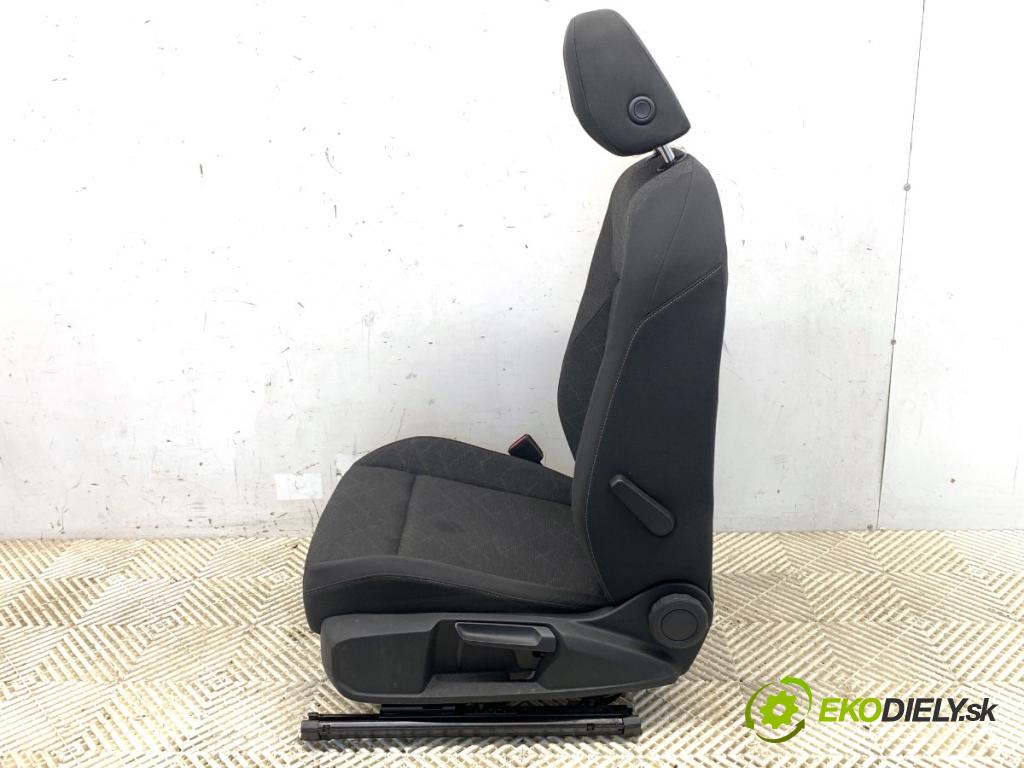 VW GOLF VIII liftback 2022 96 kW 1.5 TSI 1495 Sedadlo ľavy predný