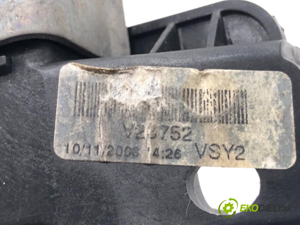 AUDI A4 B8 Kombi 2009 118 kW 1.8 TFSI 1798 Kľučka vonkajšia ľavy predný 8T01837885A