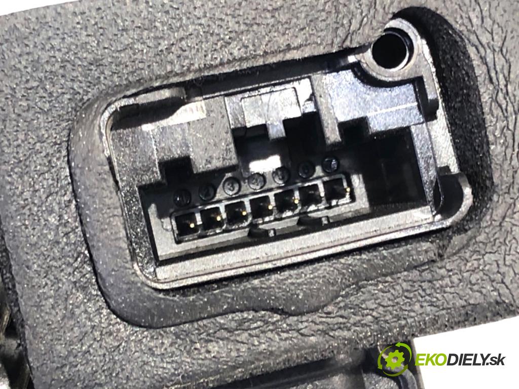 VW GOLF VI liftback 2012 66 kW 1.6 TDI 1598 zámok dveře pravý přední část 5K1837016D