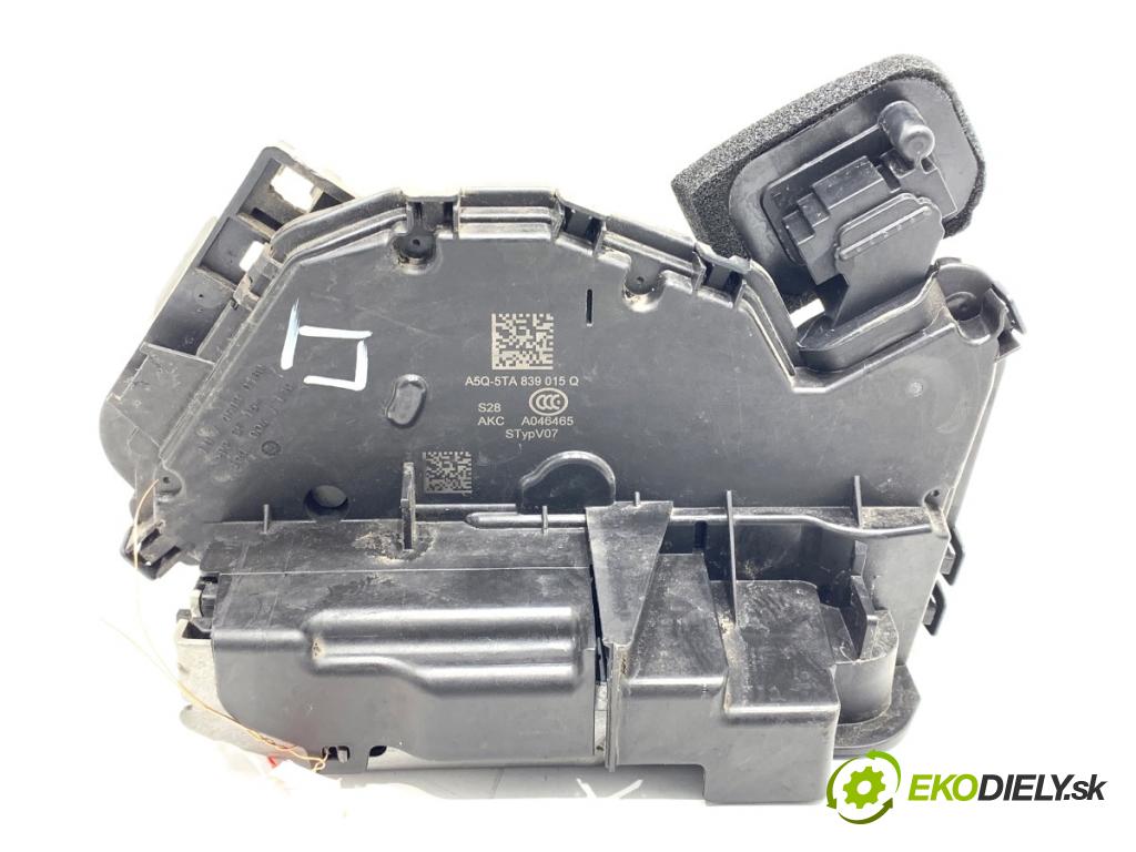 VW GOLF VIII liftback 2022 96 kW 1.5 TSI 1495 zámok dveře levý zadní část 5TA839015Q