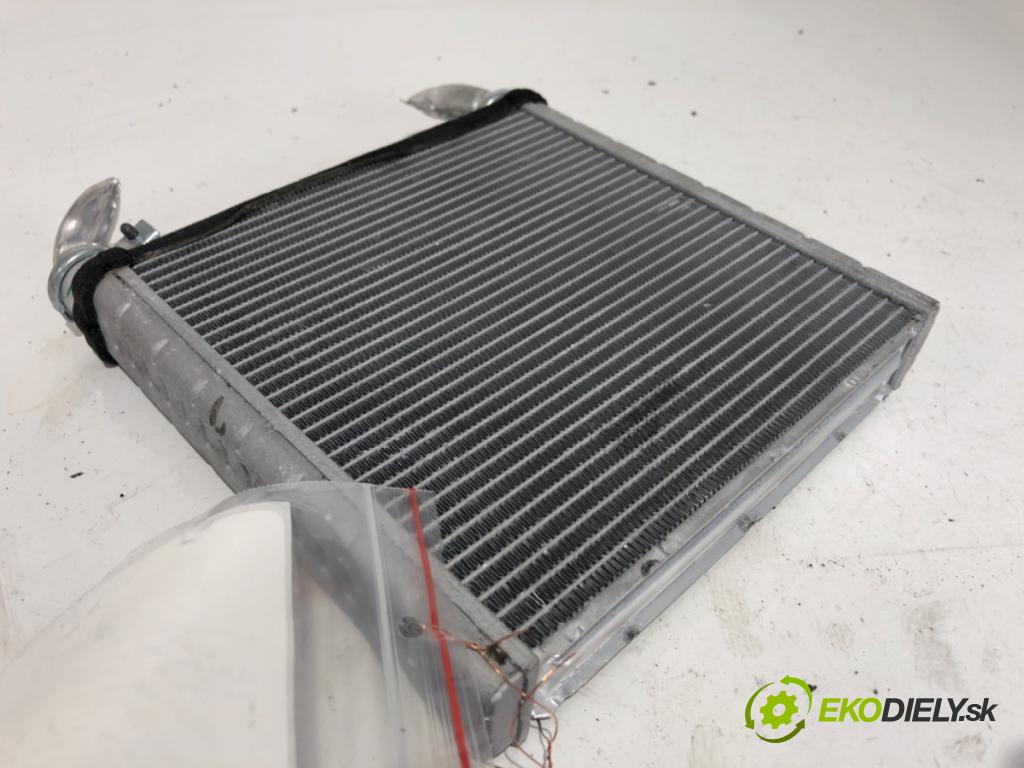 VW GOLF VIII liftback 2022 96 kW 1.5 TSI 1495 topné těleso radiátor topení 5WA819031A (Radiátory topení)