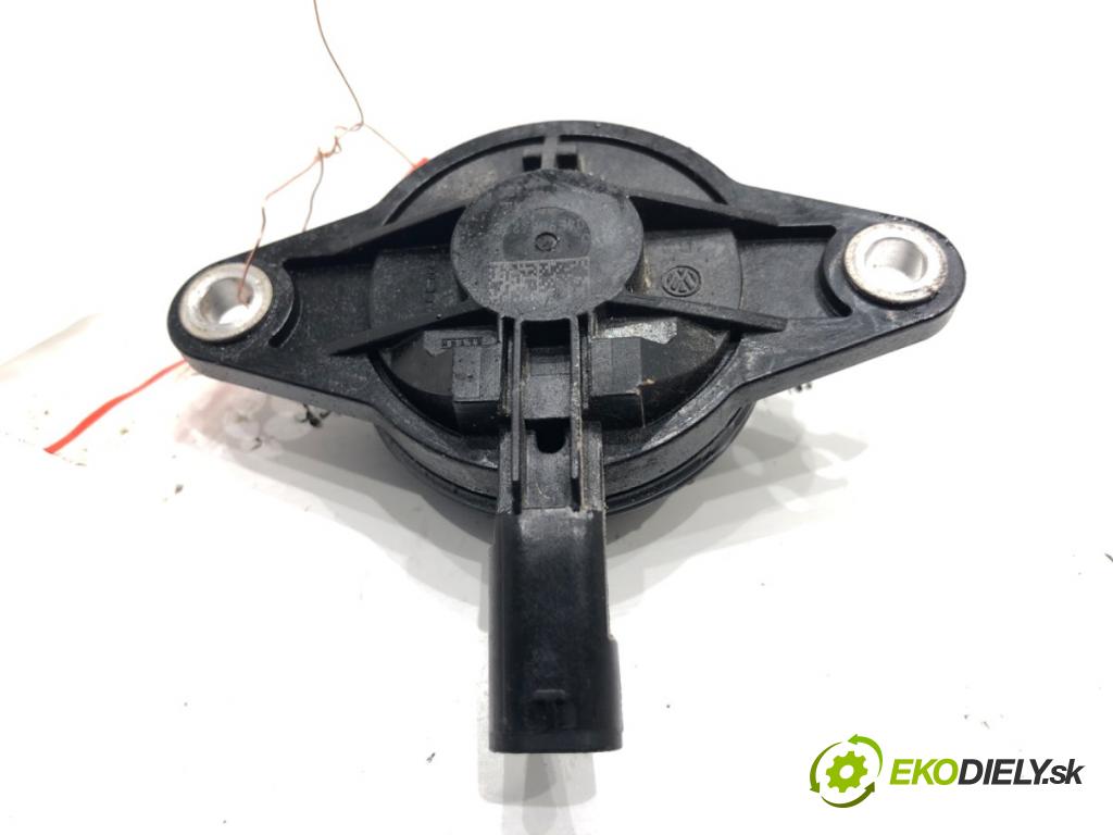 VW GOLF VIII liftback 2022 96 kW 1.5 TSI 1495 Snímač pozície vačkového hriadeľa 04E906423C (Snímač polohy kľukového hriadeľa)