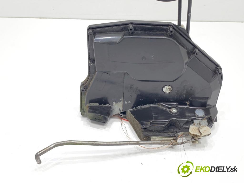 SUZUKI SWIFT III liftback 2006 67 kW 1.3 (RS 413) 1328 zámok dveře pravý přední část