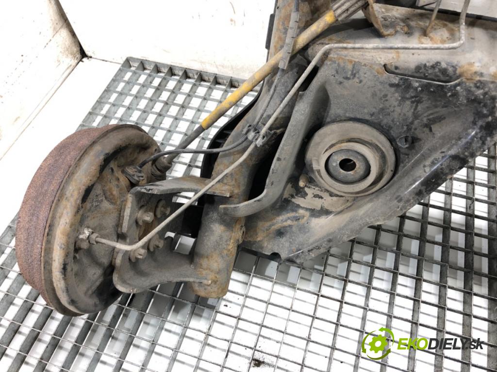 RENAULT CLIO IV liftback 2015 55 kW 1.5 dCi 75 1461 výztuha zadní část
