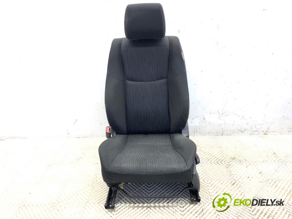 SUZUKI SWIFT IV liftback 2010 69 kW 1.2 (AZH 412) 1242 Sedadlo ľavy predný 