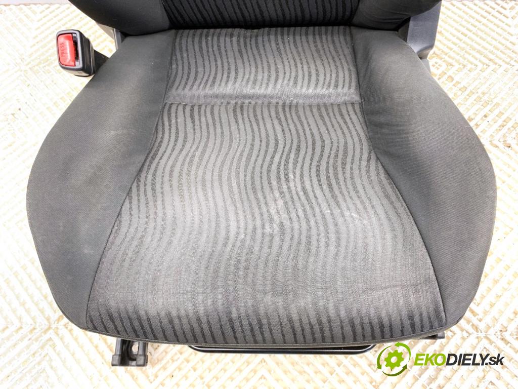 SUZUKI SWIFT IV liftback 2010 69 kW 1.2 (AZH 412) 1242 Sedadlo ľavy predný