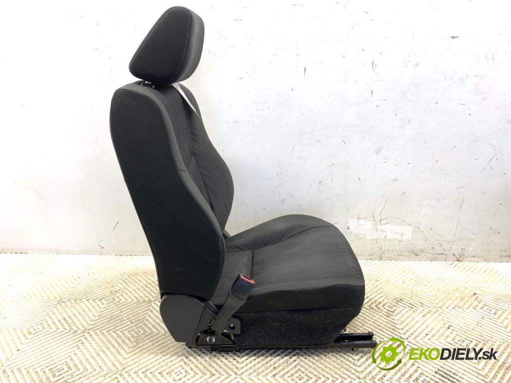 SUZUKI SWIFT IV liftback 2010 69 kW 1.2 (AZH 412) 1242 Sedadlo ľavy predný