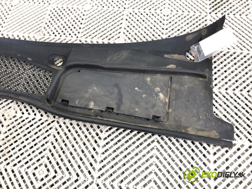 AUDI A5 F5 liftback 2017 140 kW 2.0 TDI quattro 1968 torpédo plast pod čelní okno 8W1819403 (Torpéda)