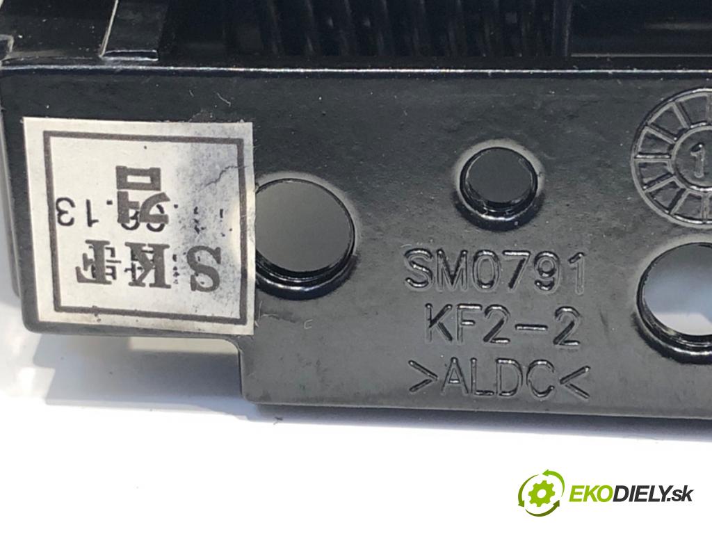 CHEVROLET CRUZE liftback 2011 91 kW 1.6 1598 Lakťová opierka  (Lakťová opierka)