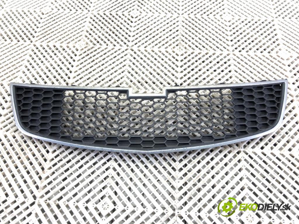 CHEVROLET CRUZE liftback 2011 91 kW 1.6 1598 mřížka maska 96832937 (Mřížky (masky) chladičů)
