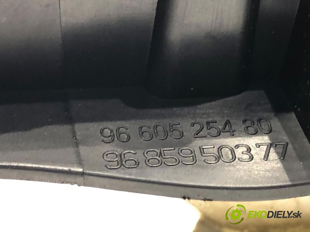 PEUGEOT 308 I liftback 2009 66 kW 1.6 HDi 1560 zámok dveře levý přední část