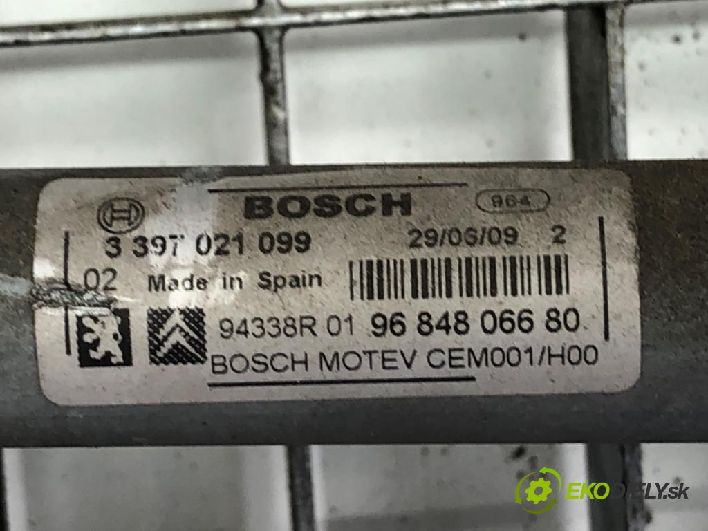 PEUGEOT 308 I liftback 2009 66 kW 1.6 HDi 1560 Mechanizmus stieračov predný 9684806680 (Motorček stieračov predný)