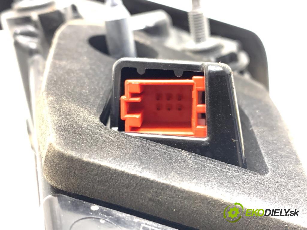 AUDI A5 F5 liftback 2017 140 kW 2.0 TDI quattro 1968 světlo zadní část levá strana vnitřní 8W6945093B (Klika dveří ostatní)