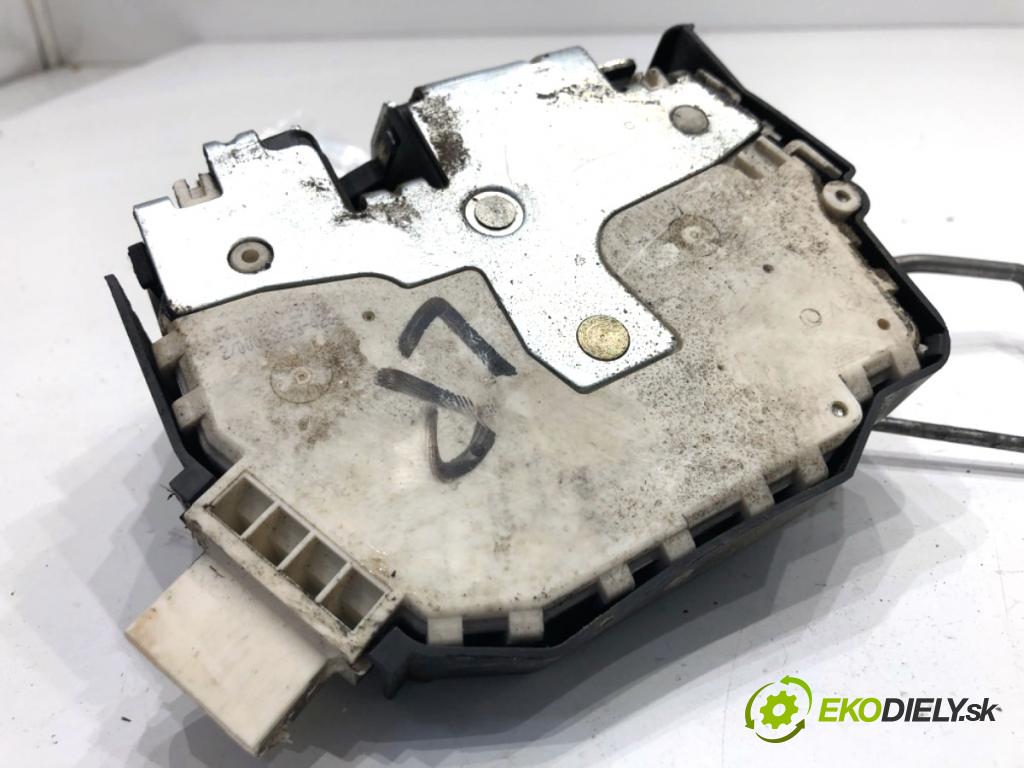 LAND ROVER FREELANDER I samochód terenowy zamknięty 2001 88 kW 1.8 i 16V 4x4 1796 zámok dveře levý přední část