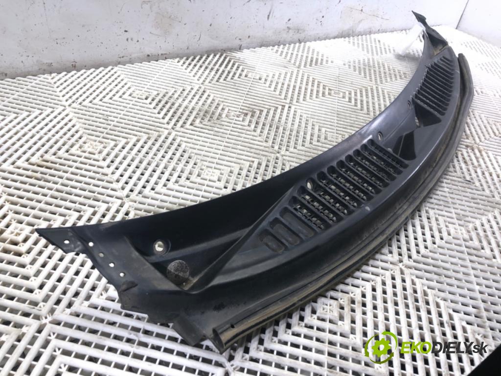 LAND ROVER FREELANDER I samochód terenowy zamknięty 2001 88 kW 1.8 i 16V 4x4 1796 torpédo plast pod čelní okno  (Torpéda)