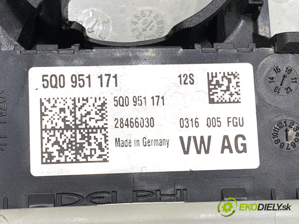 SKODA OCTAVIA III liftback 2016 81 kW 1.6 TDI 1598 Priehradka, kastlík na skla Svetlo stropné 5E0868837A