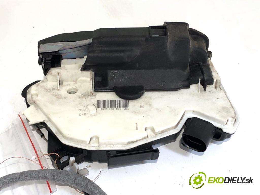VW UP! liftback 2012 55 kW 1.0 999 zámok dveře pravý přední část 1S1837016B