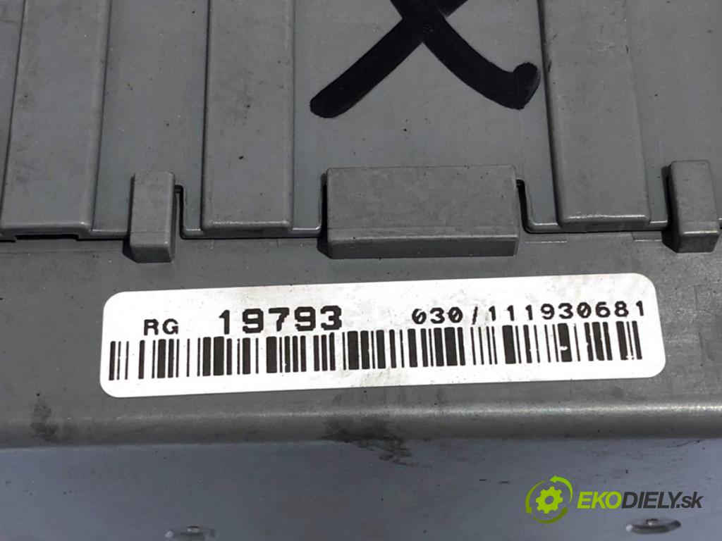 HONDA CIVIC VIII liftback 2011 73 kW 1.4 (FK1, FN4) 1339 Skrinka poistková 37832LN (Poistková skrinka)