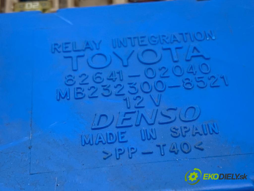 TOYOTA COROLLA E12 liftback 2003 81 kW 1.6 VVT-i (ZZE121_) 1598 skříňka poistková 82641-02040 (Pojistkové skříňky)