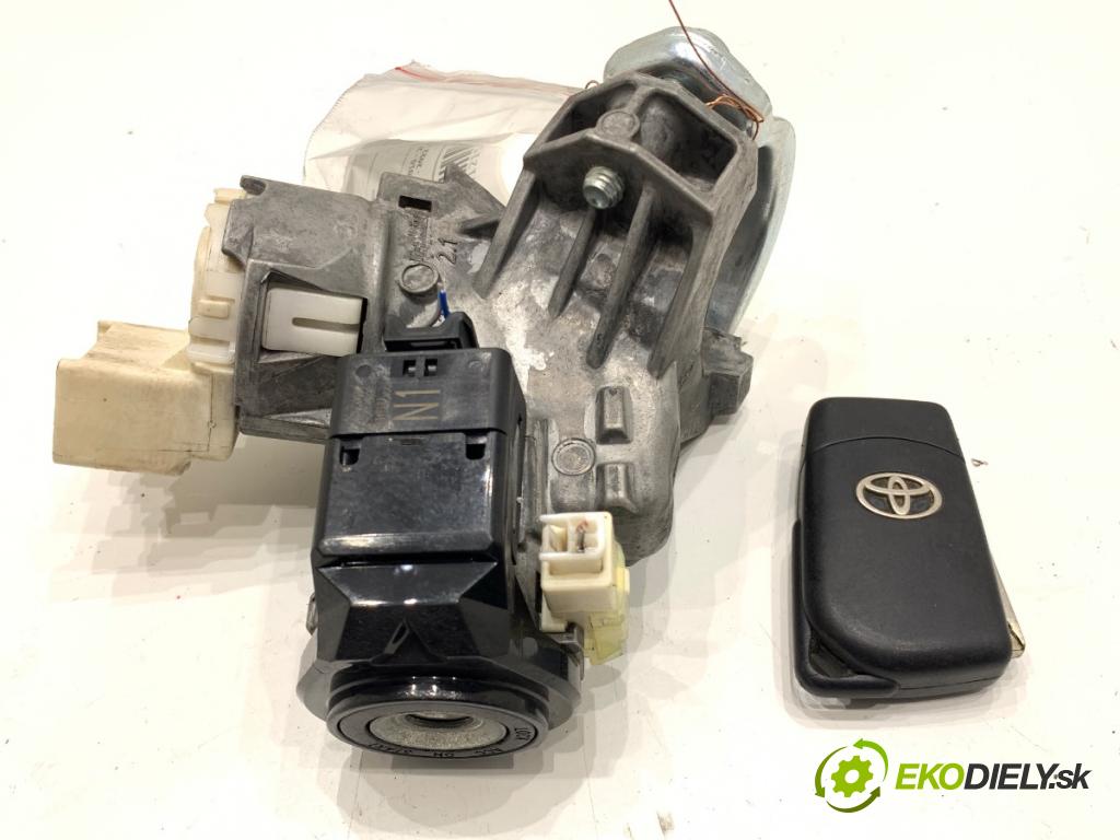 TOYOTA YARIS III liftback 2016 73 kW 1.3 (NSP130_) 1329 spinačka 45020-0D04 (Spínacia skrinka)