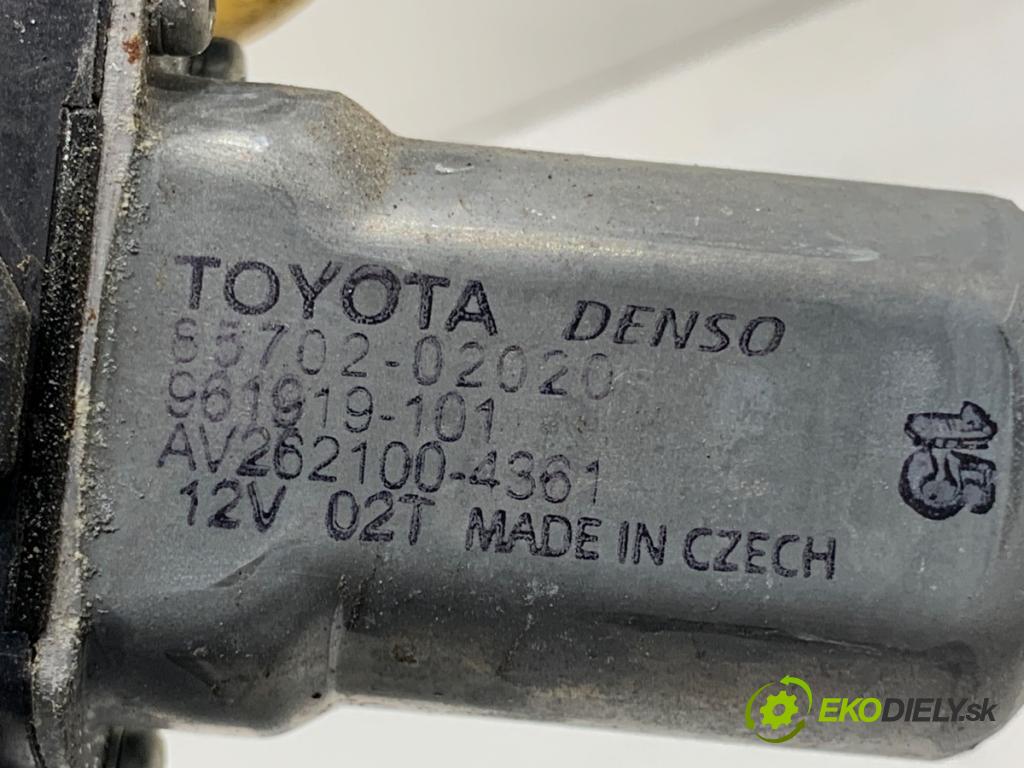 TOYOTA YARIS III liftback 2016 73 kW 1.3 (NSP130_) 1329 mechanismus okna levý přední část 85702-02020
