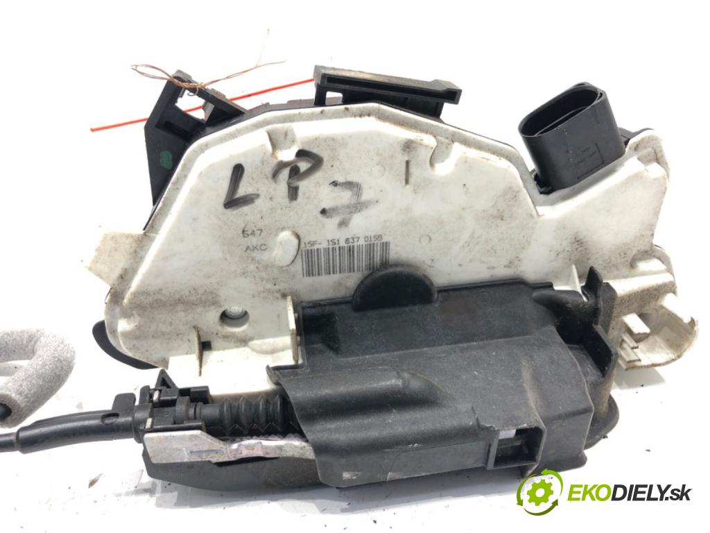 VW UP! liftback 2013 44 kW 1.0 999 zámok dveře levý přední část 1S1837015B