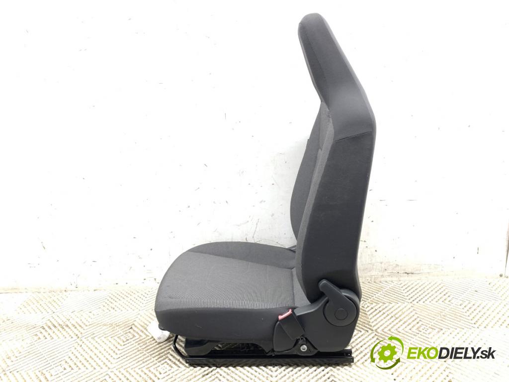 VW UP! liftback 2013 44 kW 1.0 999 Sedadlo pravy predný