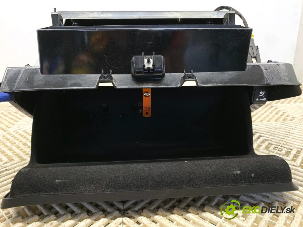 VW PASSAT B7 Kombi 2012 103 kW 2.0 TDI 1968 Priehradka, kastlík spolujazdca 3C1857114E (Priehradka (kastlík))