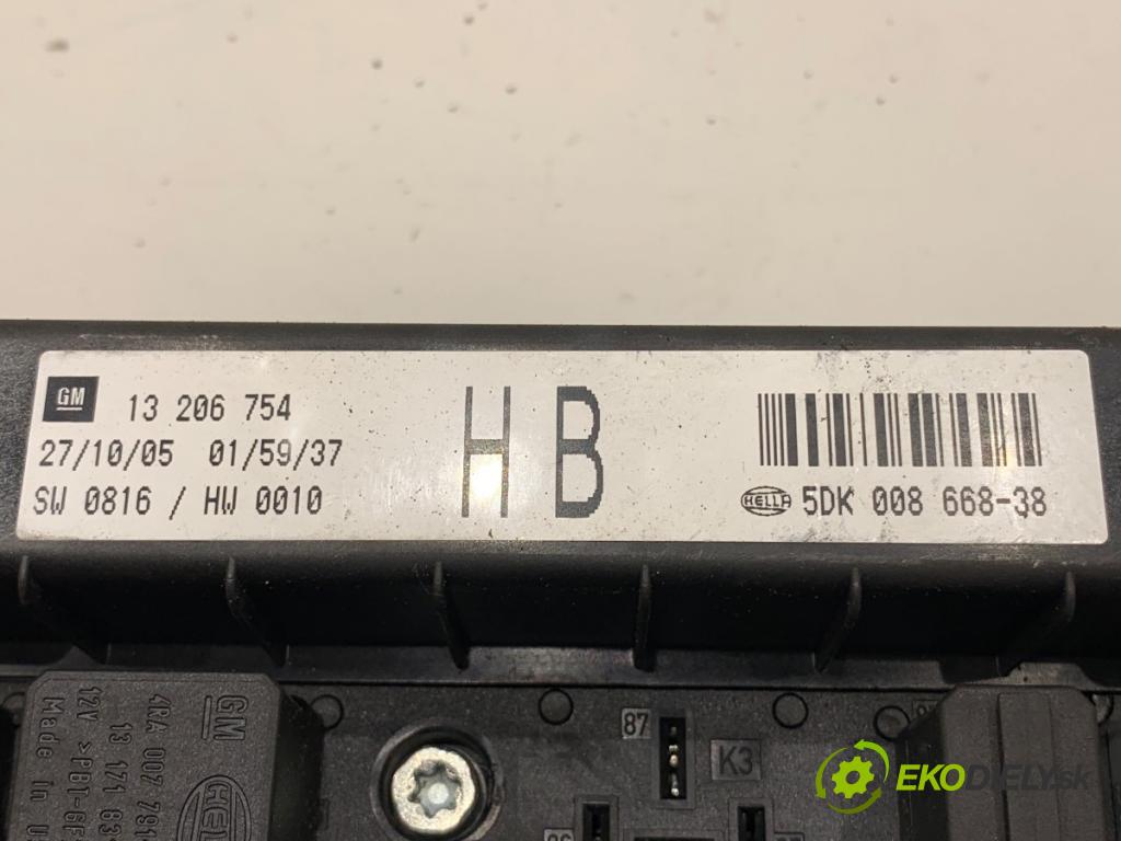 OPEL ZAFIRA B Nadwozie pełne/minivan 2005 103 kW 1.8 VAN (M75) 1796 skříňka poistková 13206754 (Pojistkové skříňky)