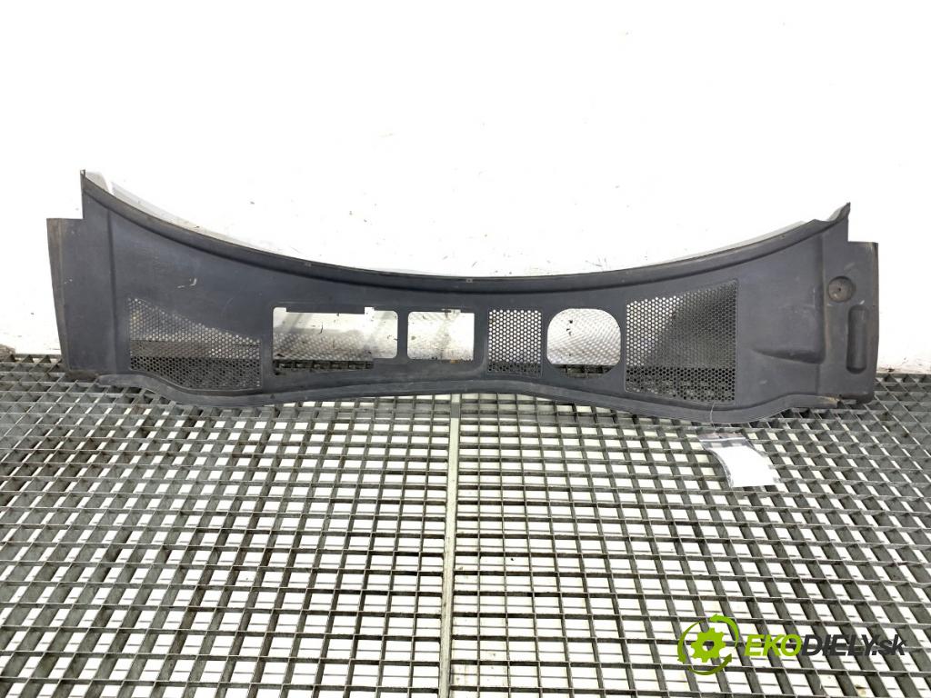 VW PASSAT B5 FL sedan 2001 96 kW 1.9 TDI 1896 torpédo plast pod čelní okno  (Torpéda)