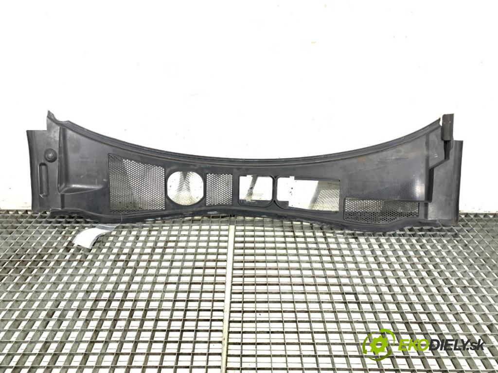 VW PASSAT B5 FL sedan 2001 96 kW 1.9 TDI 1896 torpédo plast pod čelní okno  (Torpéda)