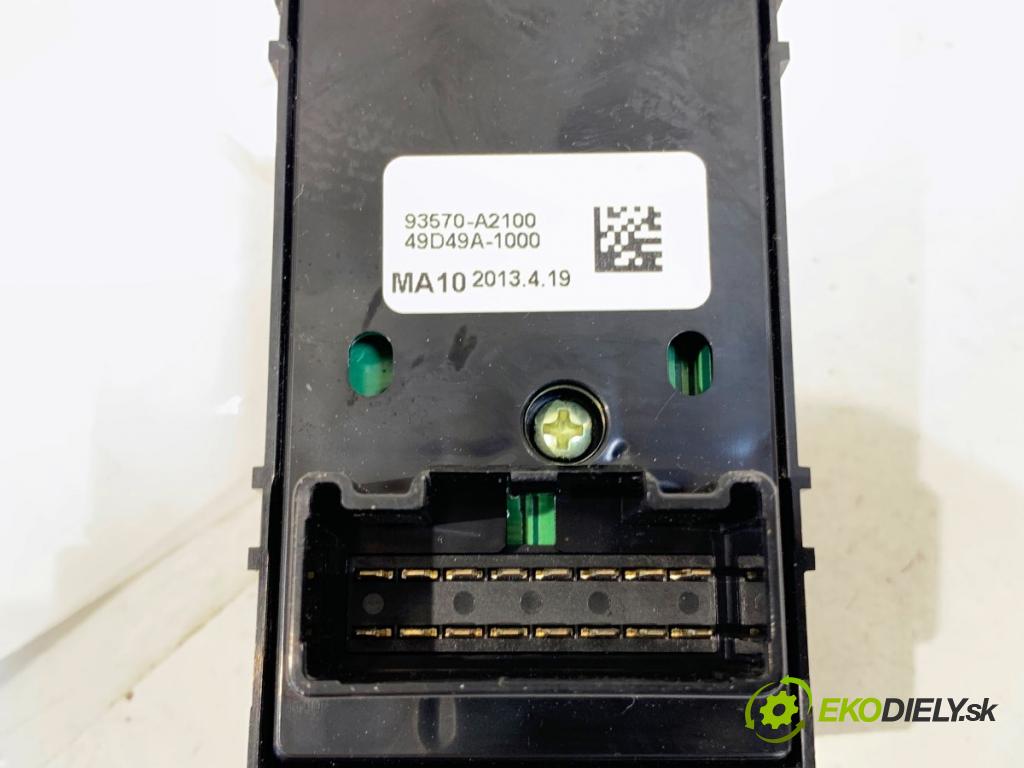 KIA CEED liftback 2015 73 kW 1.4 CVVT 1396 Prepínač okien 93570-A2100 (Prepínacie páčky pod volantom)