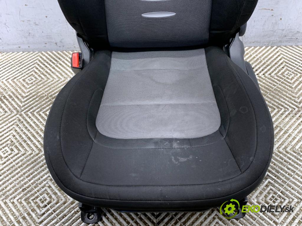 KIA CEED liftback 2015 73 kW 1.4 CVVT 1396 sedadlo levý přední část