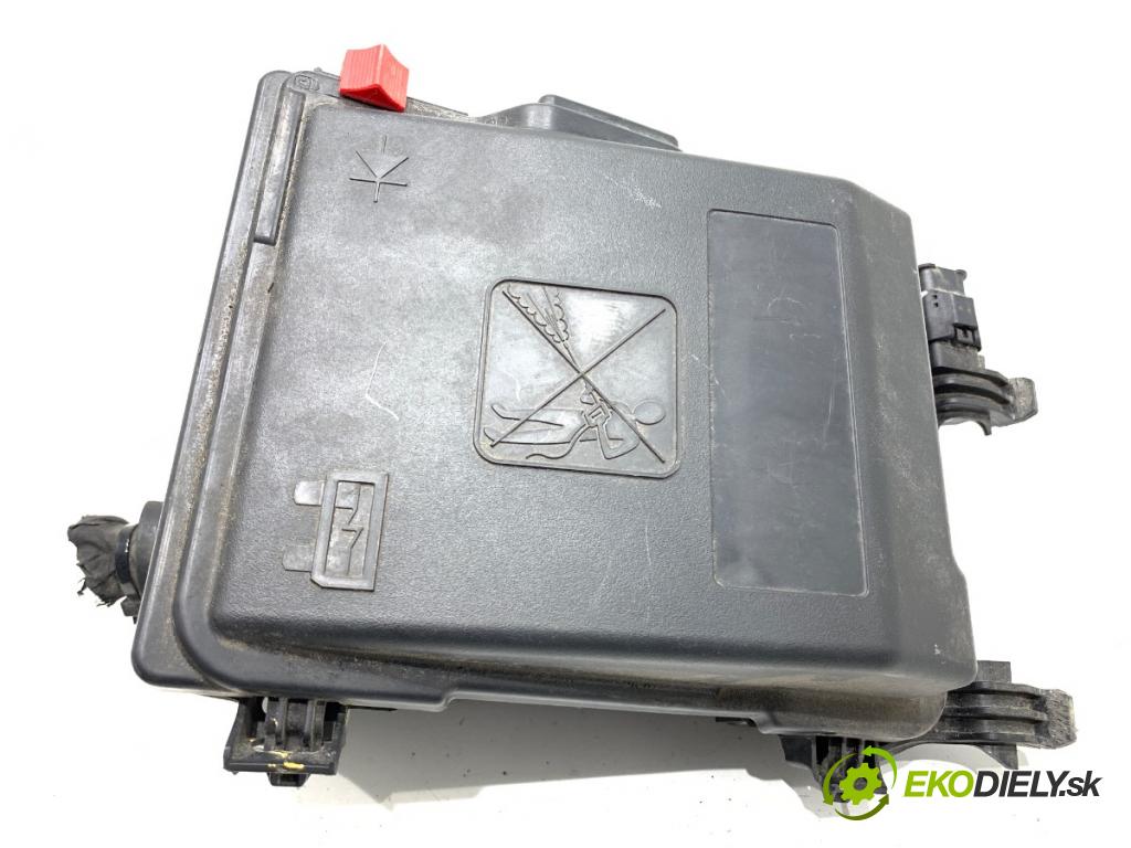 PEUGEOT 3008 SUV 2020 96 kW 1.2 THP/ PureTech 130 1199 skříňka poistková 453735202 (Pojistková skříňka)