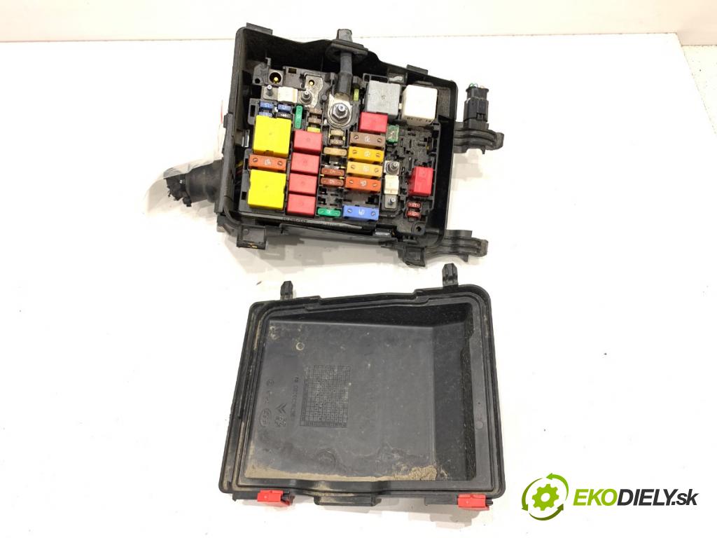 PEUGEOT 3008 SUV 2020 96 kW 1.2 THP/ PureTech 130 1199 skříňka poistková 453735202 (Pojistková skříňka)