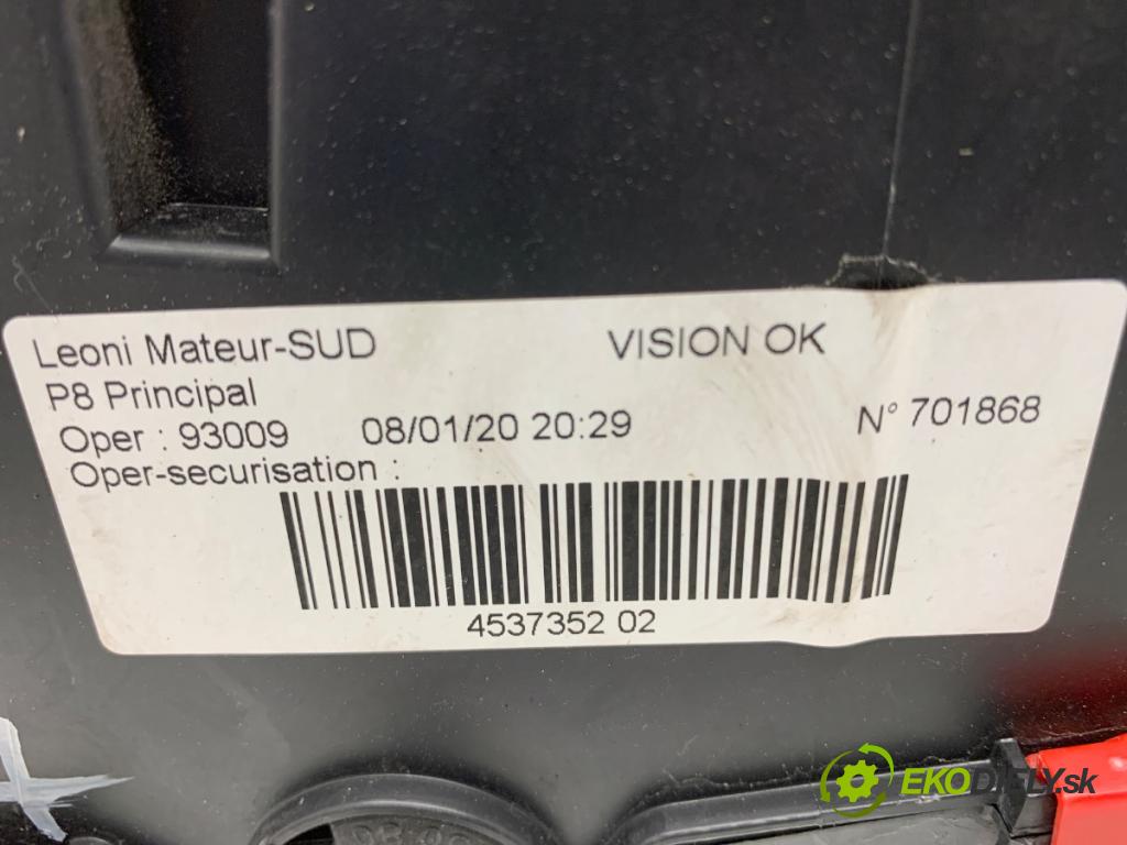 PEUGEOT 3008 SUV 2020 96 kW 1.2 THP/ PureTech 130 1199 skříňka poistková 453735202 (Pojistková skříňka)
