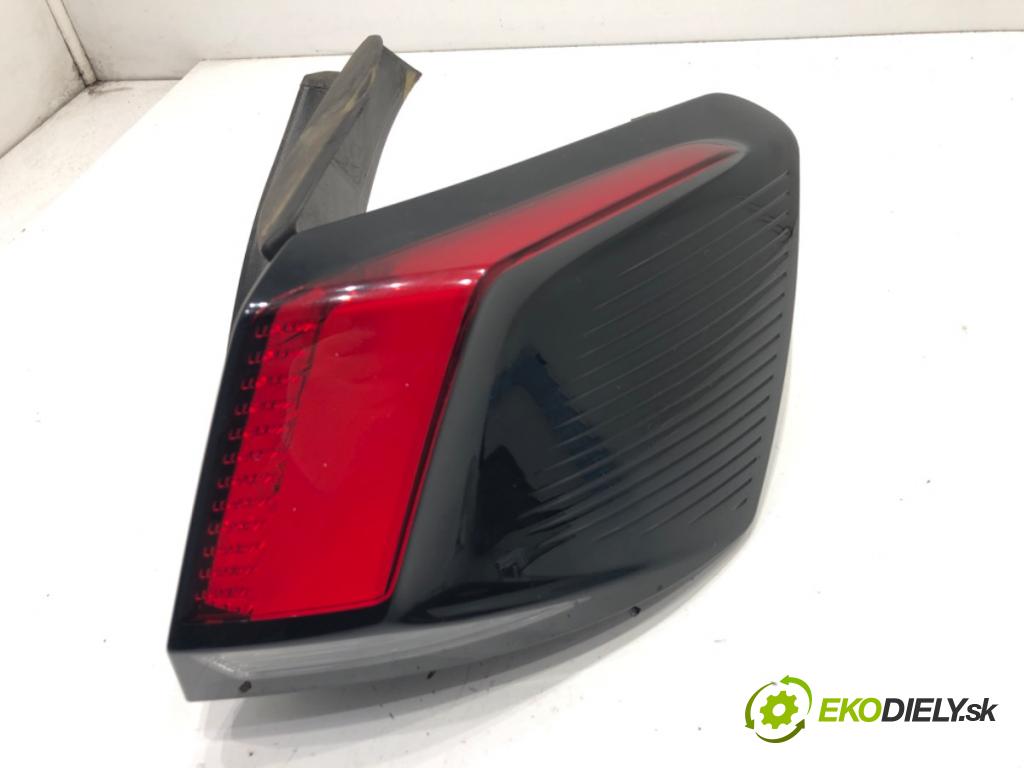 PEUGEOT 3008 SUV 2020 96 kW 1.2 THP/ PureTech 130 1199 světlo pravý zadní část 9810477080