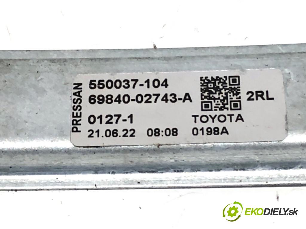 TOYOTA COROLLA E21 sedan 2022 90 kW 1.6 VVTi (ZRE210) 1598 mechanismus okna levý zadní část 69840-02743-A