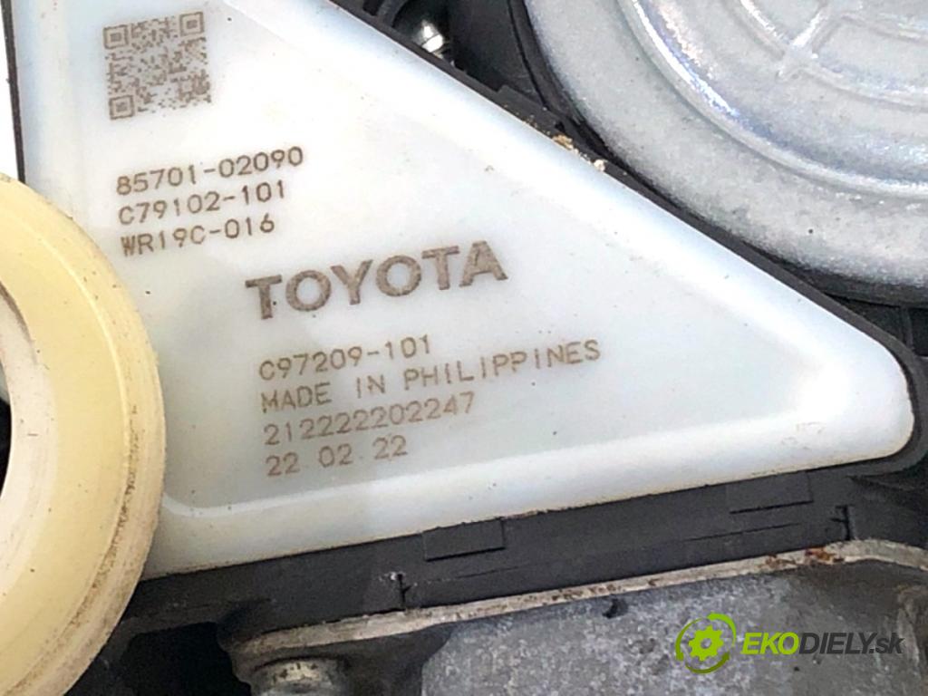 TOYOTA COROLLA E21 sedan 2022 90 kW 1.6 VVTi (ZRE210) 1598 mechanismus okna levý přední část 85701-02090